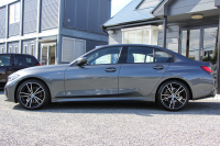 BMW 3シリーズ 320i Mｽﾎﾟｰﾂ ﾃﾞﾋﾞｭｰP ｺﾝﾌｫｰﾄP ﾋｰﾀｰ黒革 専用ﾌﾞﾙｰｽﾃｯﾁ ｵﾌﾟｼｮﾝ19AW 追従ACC LEDﾍｯﾄﾞﾗｲﾄ ｵｰﾄﾊｲﾋﾞｰﾑ ﾀｯﾁ画面HDDﾅﾋﾞｱｯﾌﾟﾙｶｰﾌﾟﾚｲ Pｱｼｽﾄ 電動ﾄﾗﾝｸ ｽﾏｰﾄｷｰ 専用ｴｱﾛ Hifiｽﾋﾟｰｶｰ 2年保証