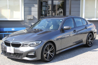 BMW 3シリーズ 320i Mｽﾎﾟｰﾂ ﾃﾞﾋﾞｭｰP ｺﾝﾌｫｰﾄP ﾋｰﾀｰ黒革 専用ﾌﾞﾙｰｽﾃｯﾁ ｵﾌﾟｼｮﾝ19AW 追従ACC LEDﾍｯﾄﾞﾗｲﾄ ｵｰﾄﾊｲﾋﾞｰﾑ ﾀｯﾁ画面HDDﾅﾋﾞｱｯﾌﾟﾙｶｰﾌﾟﾚｲ Pｱｼｽﾄ 電動ﾄﾗﾝｸ ｽﾏｰﾄｷｰ 専用ｴｱﾛ Hifiｽﾋﾟｰｶｰ 2年保証
