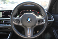 BMW 3シリーズ 320i Mｽﾎﾟｰﾂ ﾃﾞﾋﾞｭｰP ｺﾝﾌｫｰﾄP ﾋｰﾀｰ黒革 専用ﾌﾞﾙｰｽﾃｯﾁ ｵﾌﾟｼｮﾝ19AW 追従ACC LEDﾍｯﾄﾞﾗｲﾄ ｵｰﾄﾊｲﾋﾞｰﾑ ﾀｯﾁ画面HDDﾅﾋﾞｱｯﾌﾟﾙｶｰﾌﾟﾚｲ Pｱｼｽﾄ 電動ﾄﾗﾝｸ ｽﾏｰﾄｷｰ 専用ｴｱﾛ Hifiｽﾋﾟｰｶｰ 2年保証